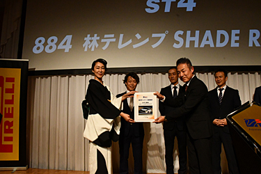 スーパー耐久事務局長 桑山様(左)より「シリーズ敢闘賞」楯を受け取る岡本代表(右)