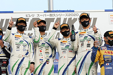 表彰台で笑顔を見せるドライバー　左からHIRO 選手・石川 選手・国本 選手・平中 選手