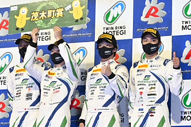 表彰台で笑顔を見せるドライバー　左から平中 選手・石川 選手・HIRO 選手・国本 選手