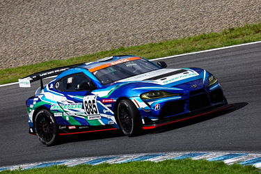 走行中のSHADE RACING 885号車 GR SUPRA GT4 EVO