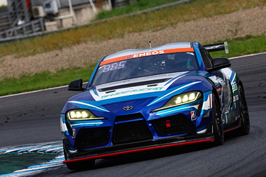 走行中のSHADE RACING 885号車 GR SUPRA GT4 EVO