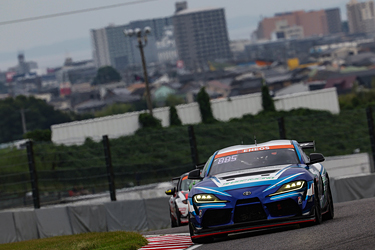 走行中のSHADE RACING 885号車 GR SUPRA GT4 EVO