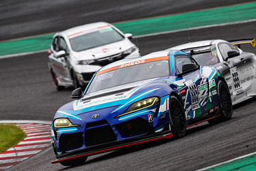 走行中のSHADE RACING 885号車 GR SUPRA GT4 EVO