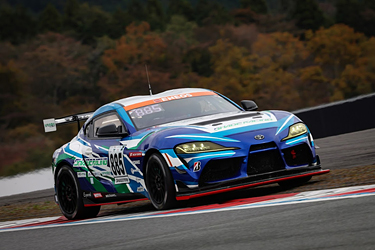 走行中のSHADE RACING 885号車 GR SUPRA GT4 EVO