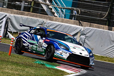 走行中のSHADE RACING 884号車 GR86