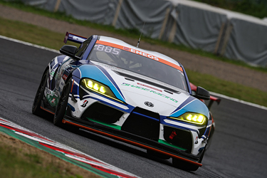 走行中のSHADE RACING 885号車 GR Supra GT4 EVO2