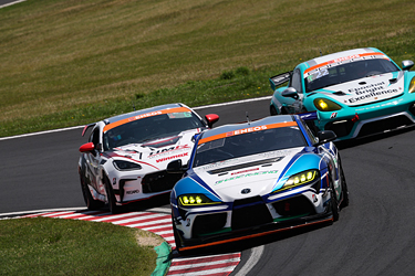 走行中のSHADE RACING 885号車 GR Supra GT4 EVO2