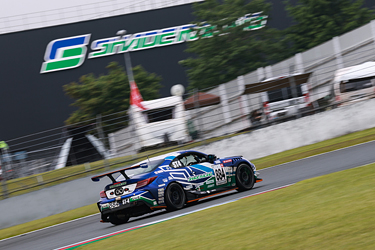 走行中のSHADE RACING 884号車 GR86