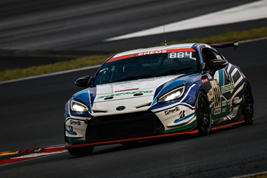 走行中のSHADE RACING 884号車 GR86