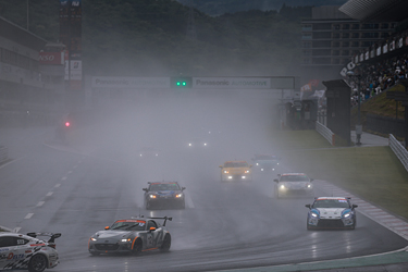 走行中のSHADE RACING 884号車 GR86