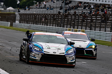 走行中のSHADE RACING 884号車 GR86