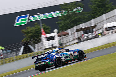 走行中のSHADE RACING 885号車 GR Supra GT4 EVO2