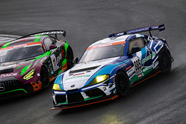 走行中のSHADE RACING 885号車 GR Supra GT4 EVO2