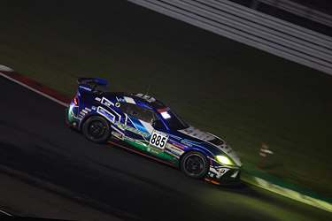 走行中のSHADE RACING 885号車 GR Supra GT4 EVO2