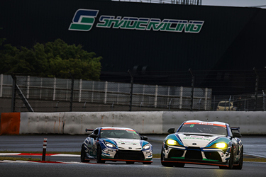 走行中のSHADE RACING 885号車 GR Supra GT4 EVO2