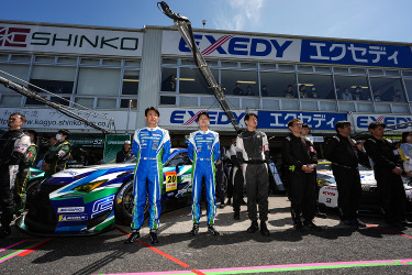 走行中のGT300 &frasl; RC F GT3