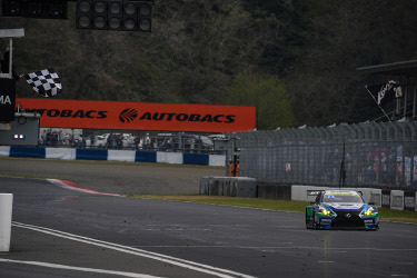 走行中のGT300 &frasl; RC F GT3